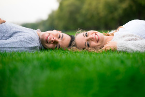 Kinesiologie für Singles & Paare, liegen entspannt im Gras